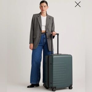 BRAND NEW Quince Expandable Medium Check-In Suitcase Hard Shell Dark Green Black